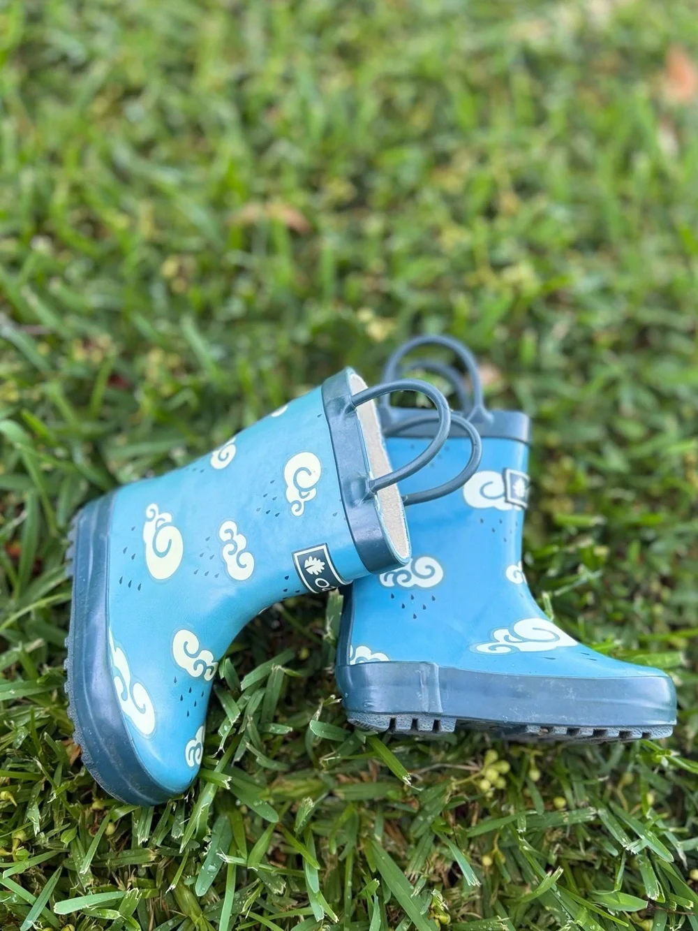 Oaki kids' rain boots in blue with a cloud pattern and convenient loop handles